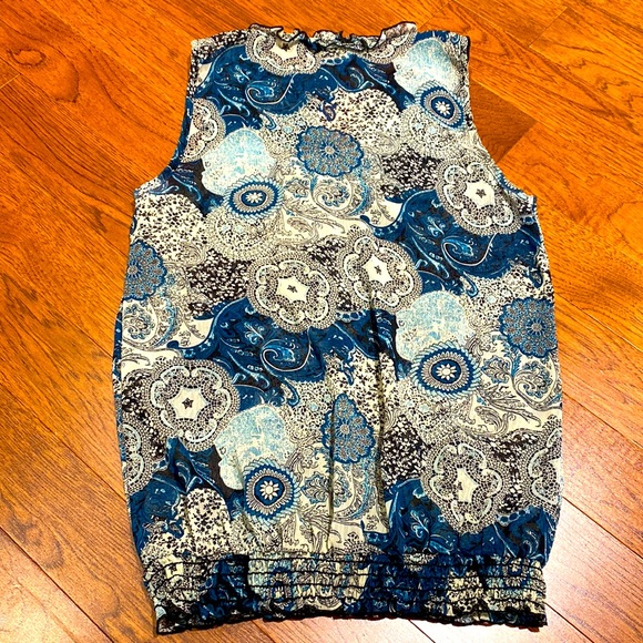 Sleeveless summer top with ruffled neckline - Picture 5 of 7